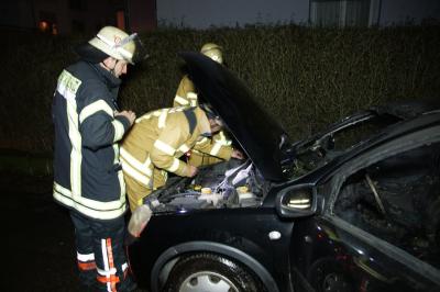 Esslingen: Stein in Auto geworfen und Fahrzeug angezuendet